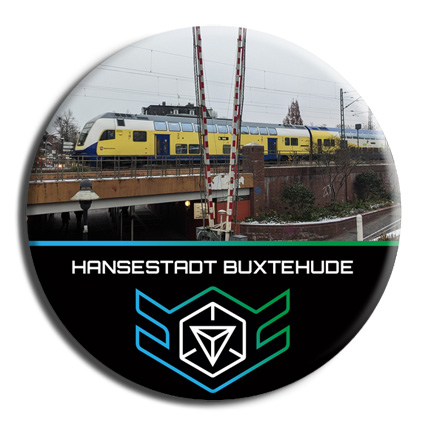 Bahnhof - Der Bahnhof in Buxtehude ist der zentrale Knotenpunkt der Stadt. Seit 1881 verbindet er die Stadt mit Hamburg und Stade. Mittlerweile gibt es auch Verbindungen nach Cuxhaven & Bremerhaven.